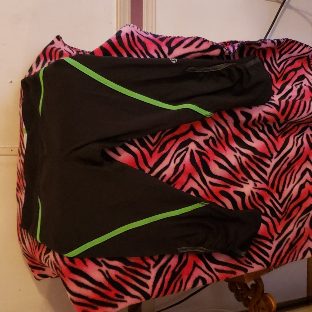 Lululemon size 4 cropped leggings great condition